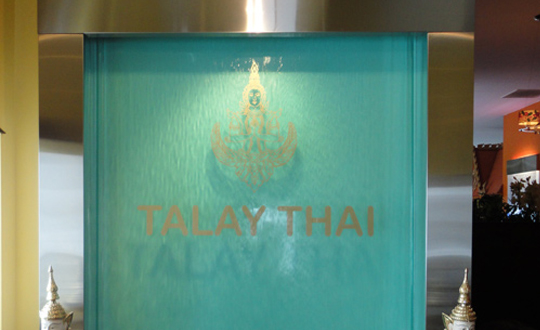 Mur autoportant avec logo dans un restaurant